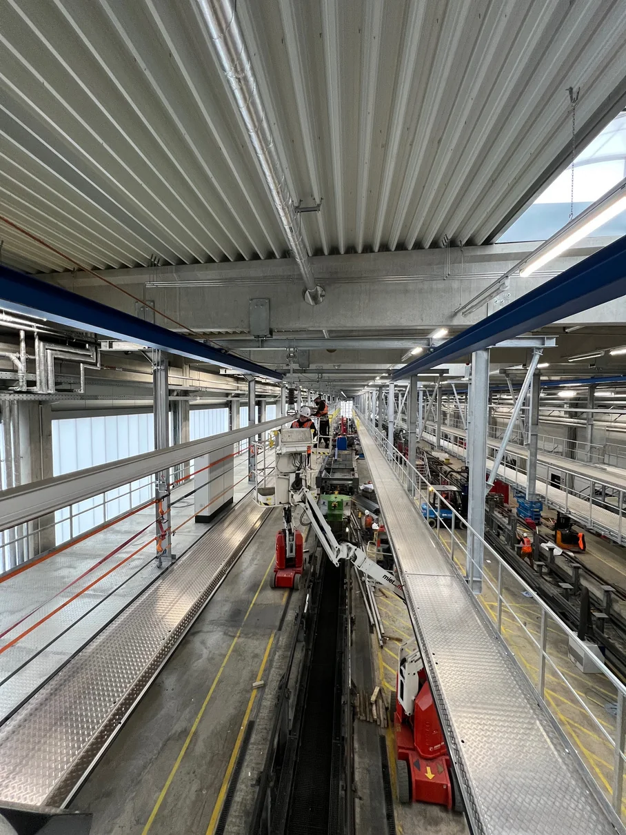 Industrial installation with steel structures